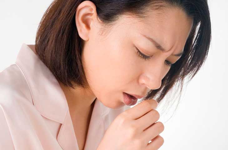 Hen phế quản được gợi ý khi có kiểu triệu chứng đặc trưng kết hợp với bằng chứng tắc nghẽn luồng khí có hồi phục